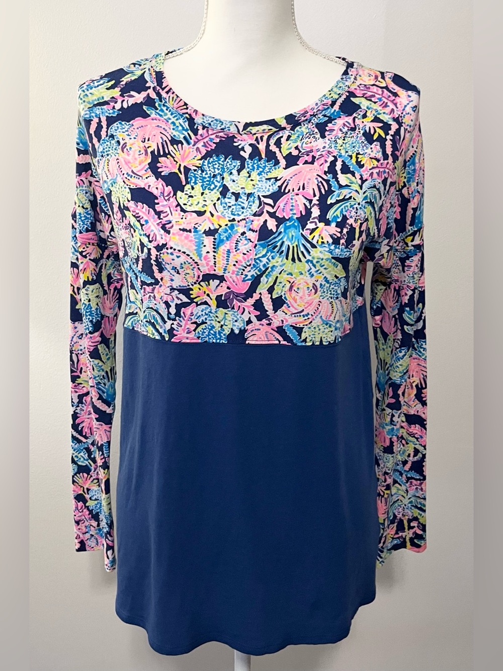 Lilly Pulitzer Finn Top Seen & Heard/Oyster Bay Navy Tropical Coastal Resort. XS